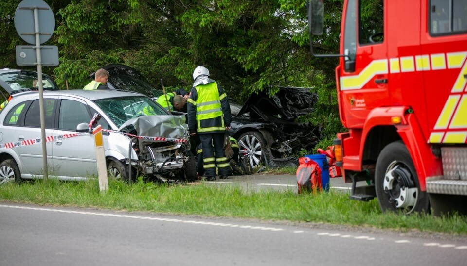 To biler er kørt frontalt sammen på Kirkebrovej ved Bramming. To biler er kørt frontalt sammen på Kirkebrovej ved Bramming.