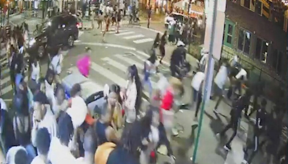 Et overvågningskamera har opfanget, hvordan folk forsøger at flygte, da ukendte gerningsmænd skyder ind i en menneskemængde i byen Philadelphia natten til søndag.