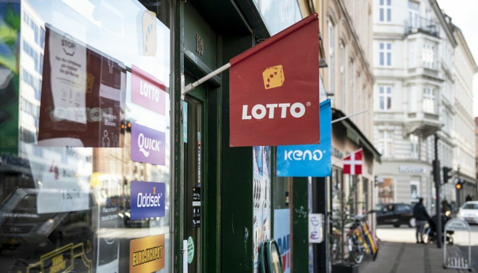 Lottovinderen hjælper moren over i en bedre lejlighed. Lottovinderen hjælper moren over i en bedre lejlighed.