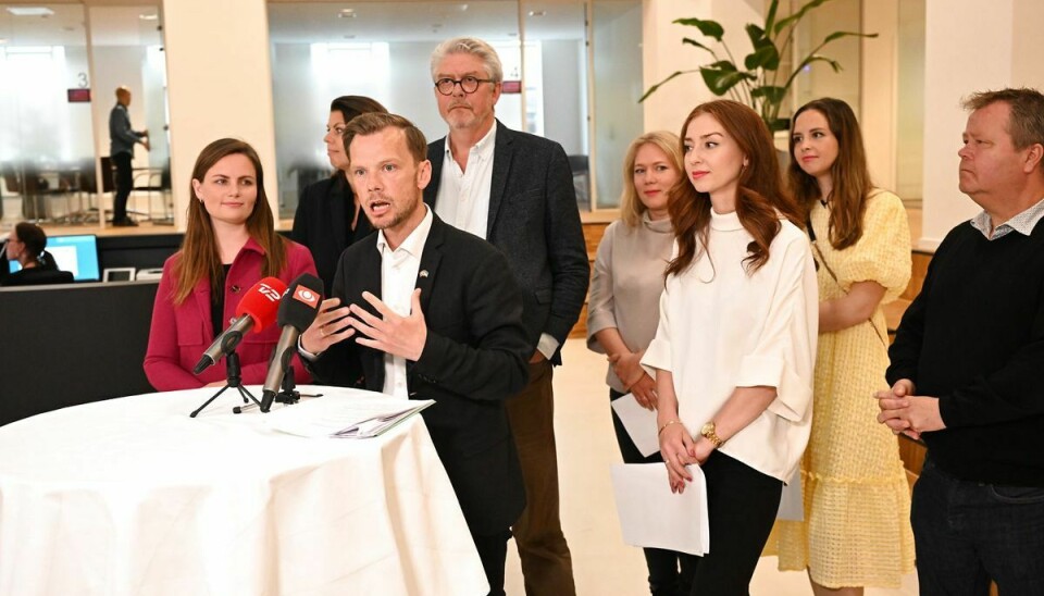 Beskæftigelsesminister Peter Hummelgaard (S) sammen med resten af forligskredsen.