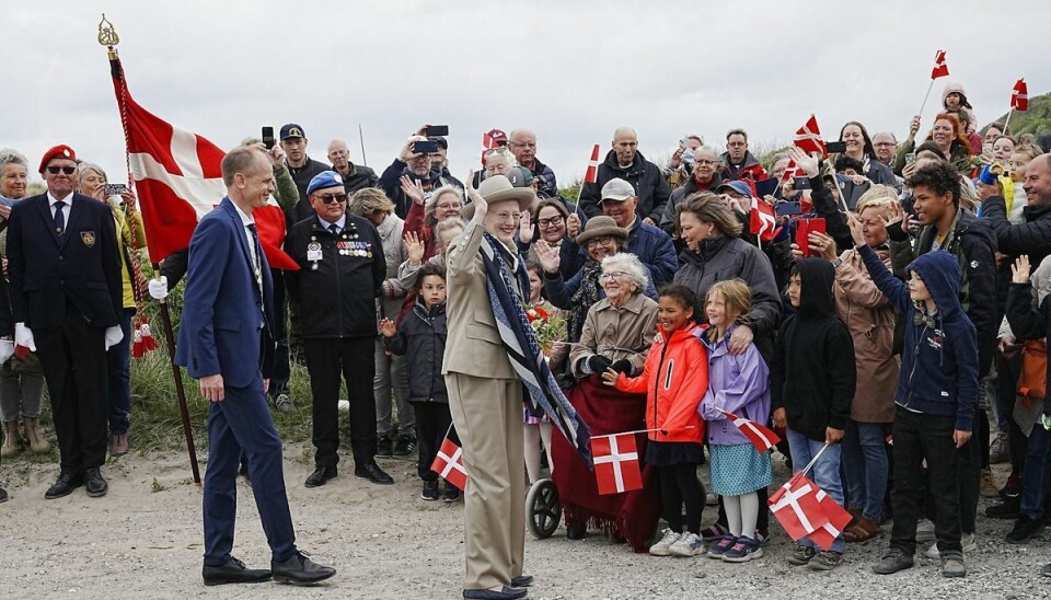 Folk er mødt talstærkt op for at hilse på dronningen.