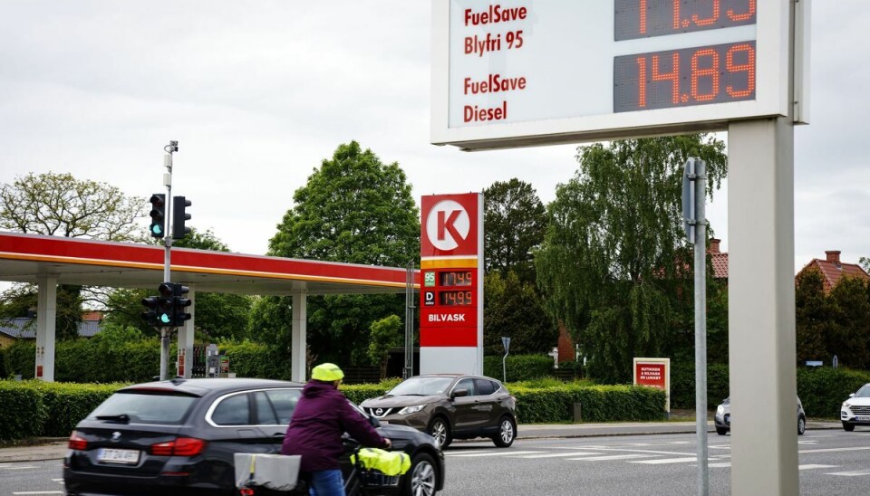 17,39 kroner for en liter blyfri benzin lød prisen på hos Shell Express og Circle K i Randers i mandags. Pinsesøndag er prisen mange steder en krone højere. Men nu rører de olieeksporterende lande på sig, mens krigen i Ukraine fortsat raser. Opec og Saudi-Arabien vil øge produktionen af olie. Det vil kunne få få prisen på benzin til at falde. 17,39 kroner for en liter blyfri benzin lød prisen på hos Shell Express og Circle K i Randers i mandags. Pinsesøndag er prisen mange steder en krone højere. Men nu rører de olieeksporterende lande på sig, mens krigen i Ukraine fortsat raser. Opec og Saudi-Arabien vil øge produktionen af olie. Det vil kunne få få prisen på benzin til at falde.