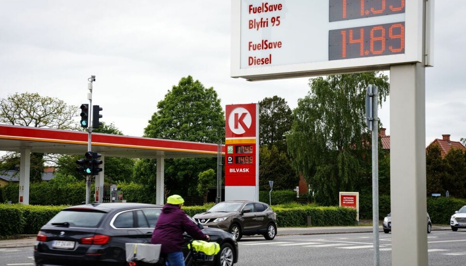 17,39 kroner for en liter blyfri benzin lød prisen på hos Shell Express og Circle K i Randers i mandags. Pinsesøndag er prisen mange steder en krone højere. Men nu rører de olieeksporterende lande på sig, mens krigen i Ukraine fortsat raser. Opec og Saudi-Arabien vil øge produktionen af olie. Det vil kunne få få prisen på benzin til at falde.