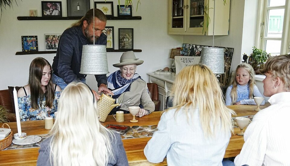 Dronningen ses her på besøg hos en familie, der bor fast på Anholt.