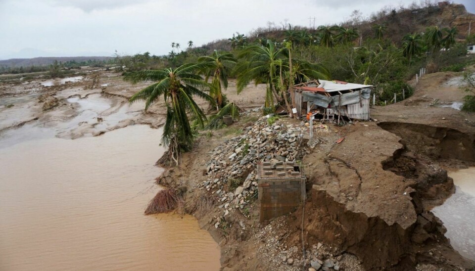 Orkanen Agatha trak mandag ind over det sydlige Mexico fra Stillehavet og udløste oversvømmelser og mudderskred. Her ses en delvist ødelagt bygning efter uvejrets hærgen. 11 personer er bekræftet omkommet og yderligere 21 mennesker er meldt savnet.