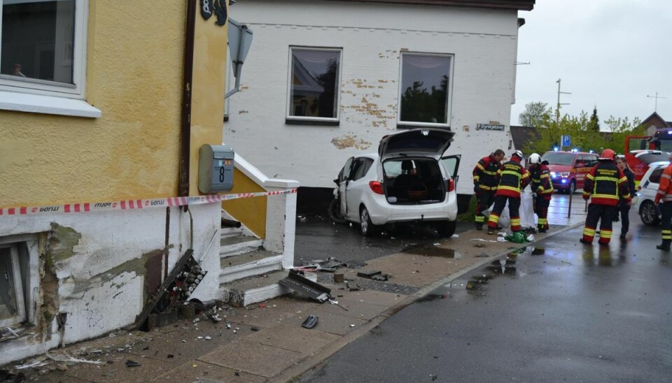 Under sammenstødet endte bilen også med at ramme et elskab.