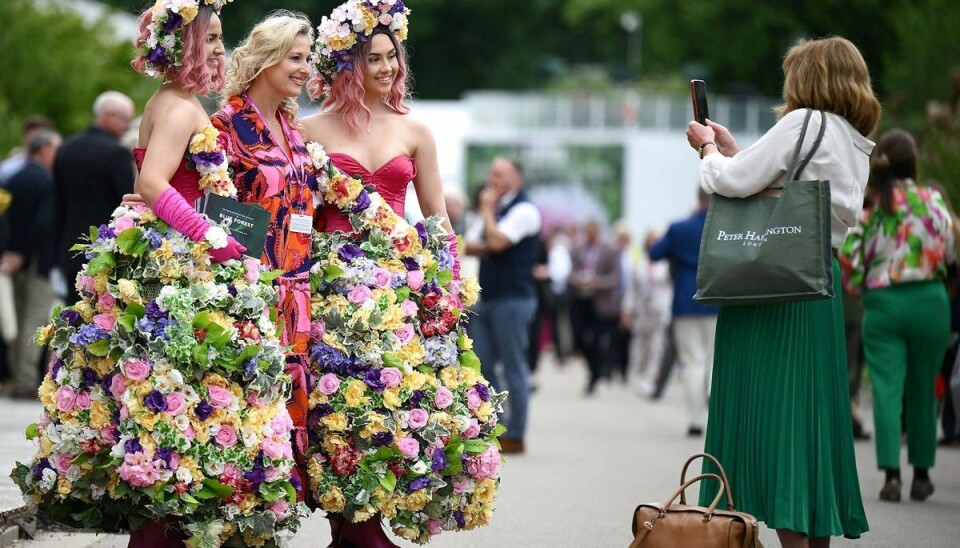 Tre blomsterklædte kvinder poserer velvilligt for gæsterne ved Chelsea Flower Show. Tre blomsterklædte kvinder poserer velvilligt for gæsterne ved Chelsea Flower Show.