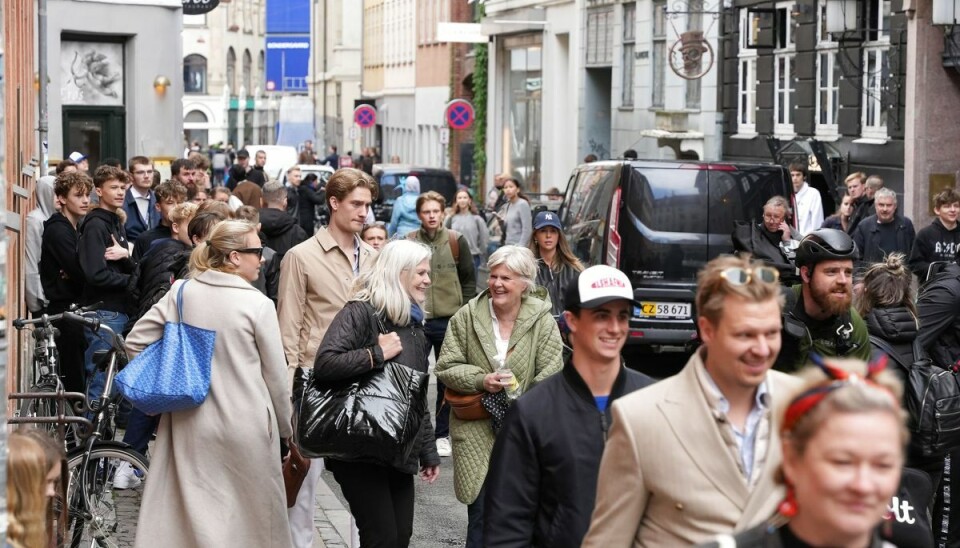 Spændte københavnere har stillet sig foran bitcoin-milliardær Niklas Nikolajsens nye bar, Luke's, i Klosterstræde.