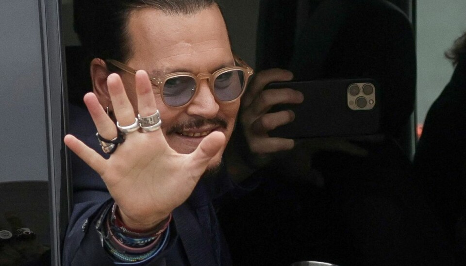 Johnny Depp hilser på sin fans, da han fredag ankommer til retten. Johnny Depp hilser på sin fans, da han fredag ankommer til retten.