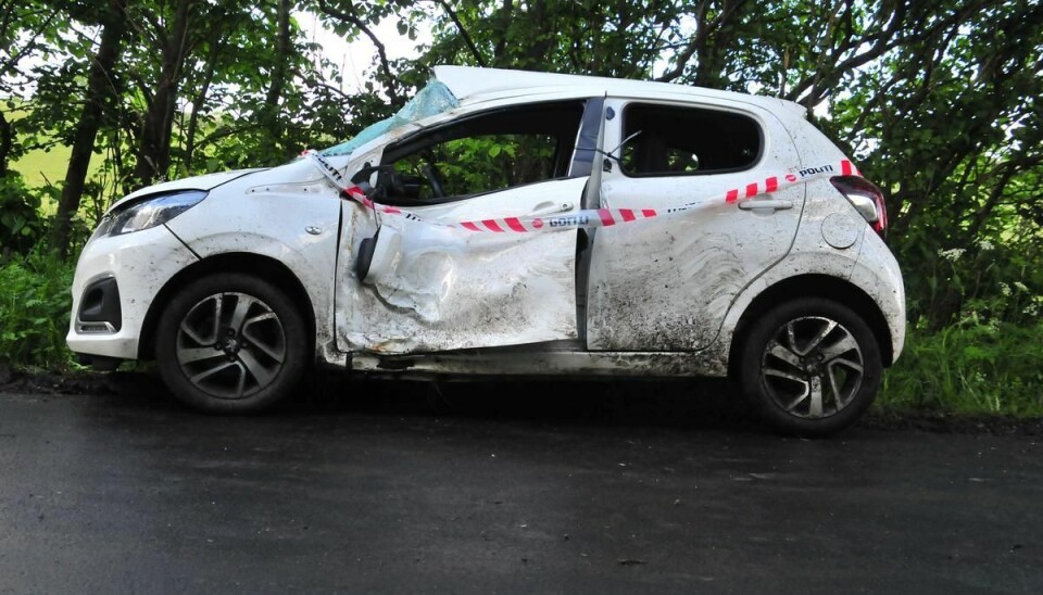 To mænd sad i bilen, da den ramte et træ To mænd sad i bilen, da den ramte et træ