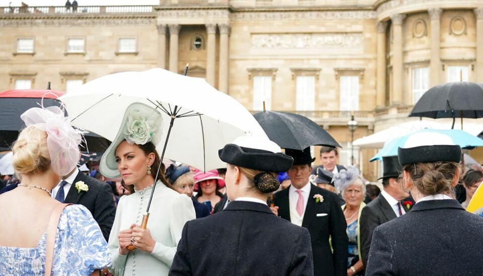 Hertuginde Kate blander sig med de mange gæster i haven. Hertuginde Kate blander sig med de mange gæster i haven.