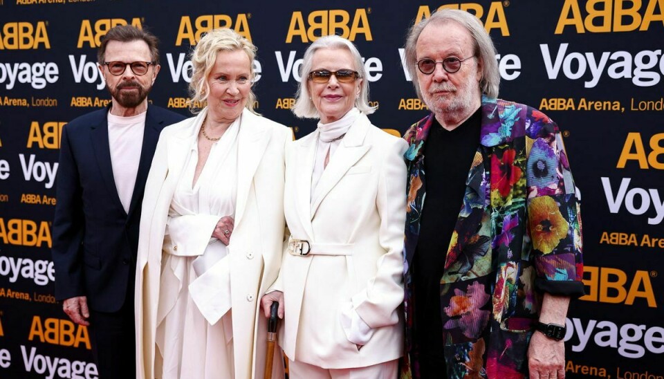 De fire ABBA-stjerne, fra venstre Björn Ulvaeus, Agnetha Fältskog, Anni-Frid Lyngstad og Benny Andersson, på den røde løber torsdag i London . Som man kan se, så var skægget blevet genetableret hos de to herrer.