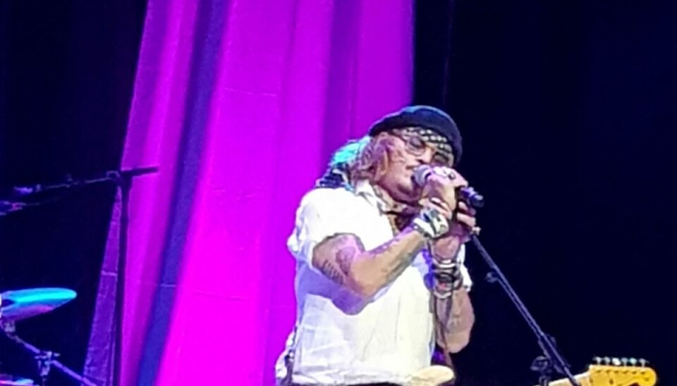 Skuespilleren Johnny Depp sammen med musikeren Jeff Beck uden for billedet under en koncert i Sheffield den 29 maj. Skuespilleren Johnny Depp sammen med musikeren Jeff Beck uden for billedet under en koncert i Sheffield den 29 maj.