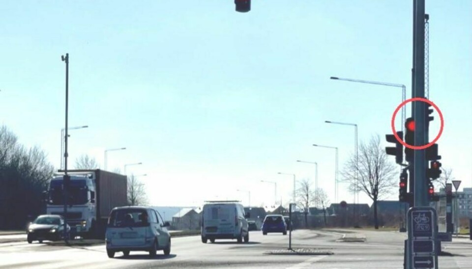 Her kører en bil over for rødt ved krydset Åby Ringvej/Edwin Rahrs Vej. Arkivfoto: