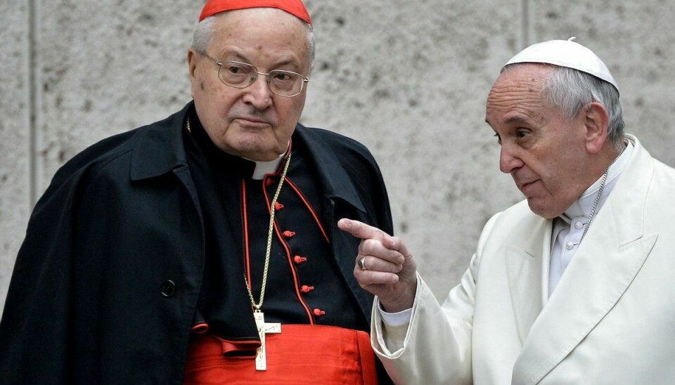 Kardinal Angelo Sodano (med rød kalot) er død i Vatikanet. Her ses han med pave Frans. (Arkivfoto)