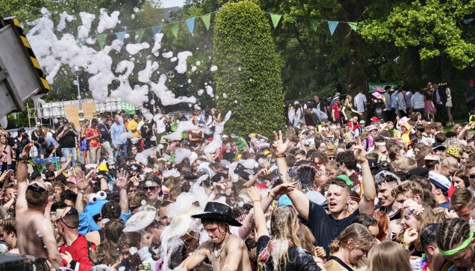 Karneval i Aalborg, lørdag. Her er der dans i Kildeparken med lejlighedsvis skumbad. Karneval i Aalborg, lørdag. Her er der dans i Kildeparken med lejlighedsvis skumbad.