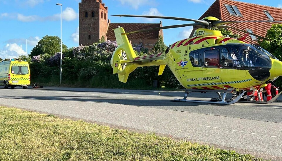 Føreren af motorcyklen er fløjet til Rigshospitalet.