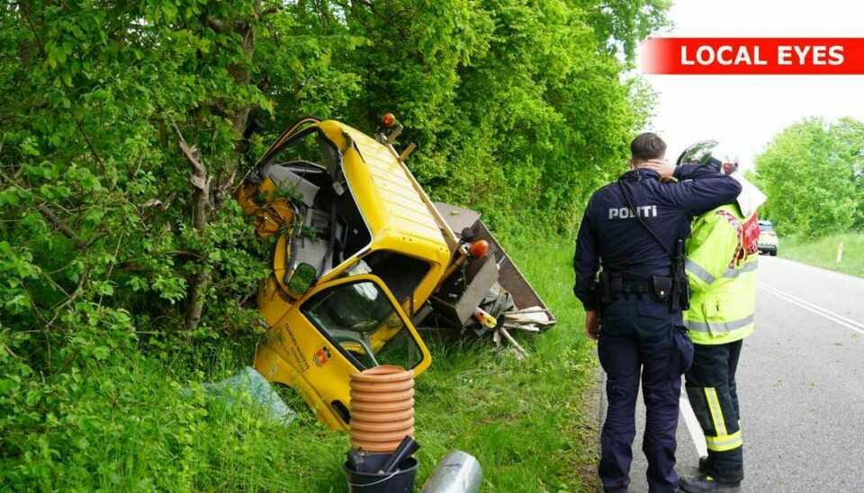 En bilist kørte tirsdag eftermiddag frontalt ind i et træ på Odensevej på Fyn.