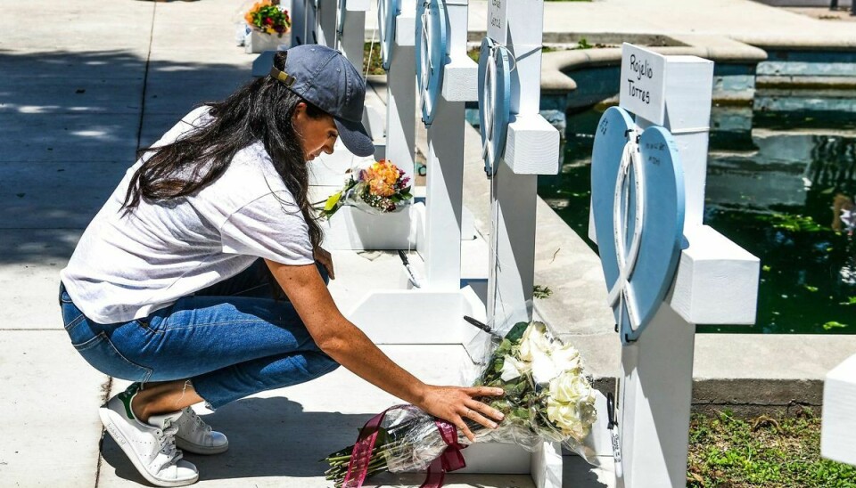Meghan Markle lægger blomster ved mindesmærket for ofrene ved det grusomme skoleskyderi.