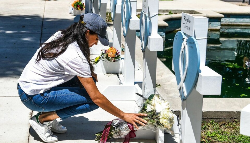 Meghan Markle lægger blomster ved mindesmærket for ofrene ved det grusomme skoleskyderi. Meghan Markle lægger blomster ved mindesmærket for ofrene ved det grusomme skoleskyderi.