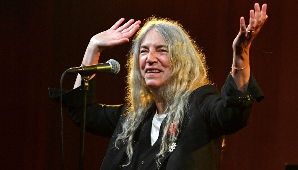 Det amerikanske rock-ikon Patti Smith optrådte efter at hun lørdag fik overrakt den franske orden Æreslegionen, Legion d'honneur, i Brooklyn af den franske ambassadør i USA.