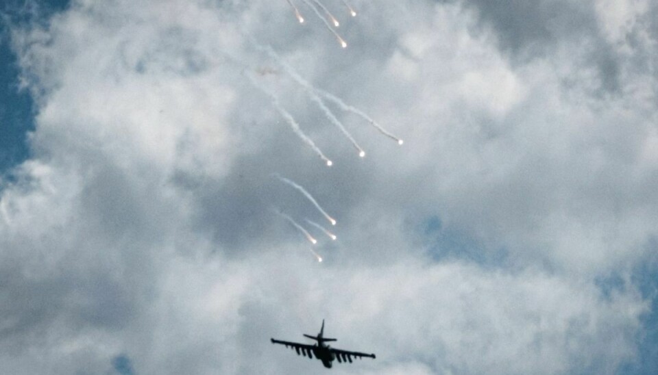 Et ukrainsk kampfly af typen Su-25 yder luftstøtte til styrker på jorden under kampe i det østlige Ukraine i slutningen af april. En russisk generalmajor blev søndag skudt ned i et tilsvarende fly og dræbt, skriver BBC's russiske nyhedstjeneste. Rusland har ikke bekræftet oplysningen.