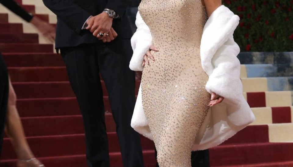 Kim Kardashian på den røde løber iklædt den legendariske kjole, Marily Monroe bar da hun sang 'Happy birthday' til præsident John F. Kennedy i 1962. Kim Kardashian på den røde løber iklædt den legendariske kjole, Marily Monroe bar da hun sang 'Happy birthday' til præsident John F. Kennedy i 1962.