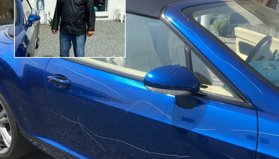 Nu har bilejerens blå Bentley ridser og andre skader over det hele. Nu har bilejerens blå Bentley ridser og andre skader over det hele.