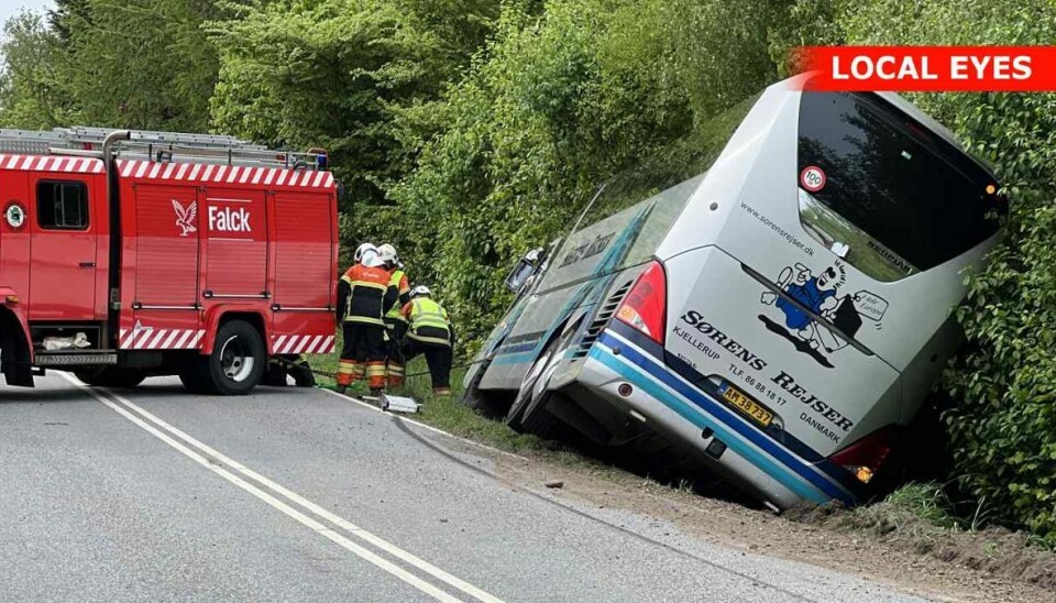 Dørene til bussen var blokeret efter den kørte i grøften