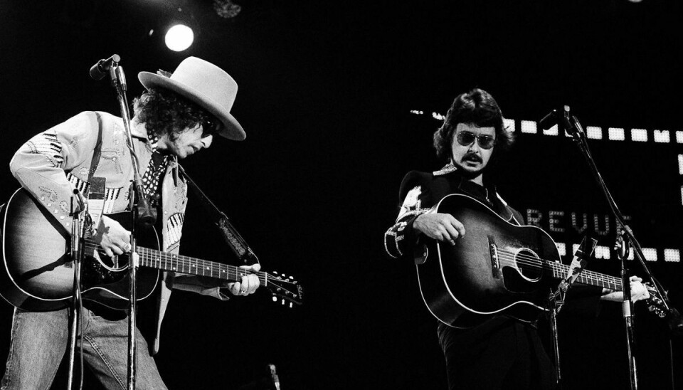 Bob Neuwirth (th) ses her sammen med Bob Dylan ved en koncert i januar 1976.