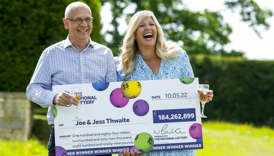 Joe and Jess Thwaite fra Gloucester med det synlige bevis på deres gigantiske lotto-gevindst.