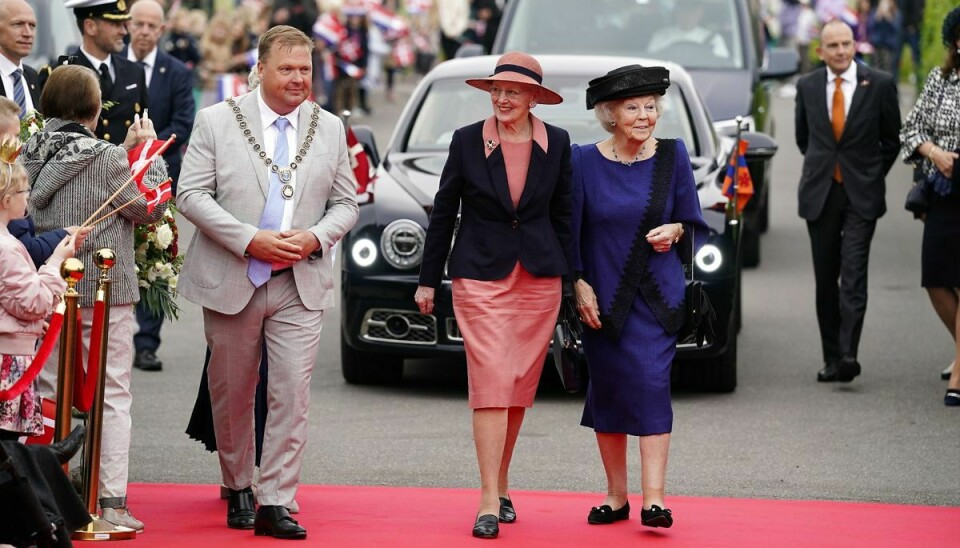 Dronning Margrethe og prinsesse Beatrix ankommer til den officielle modtagelse på Rådhuset i Dragør.