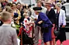 Prinsesse Beatrix og dronning MArgrethe hilser på de mange fremmødte fans ved Rådhuset i Dragør.