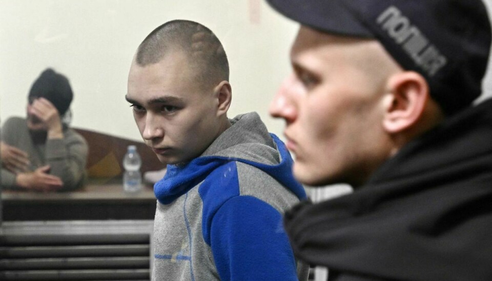 Vadim Sjisjimarin har erkendt sig skyldig i drabet på den civile mand. Han risikerer at komme til at tilbringe resten af sit liv bag tremmer i Ukraine. I baggrunden sidder hustruen til den dræbte mand.