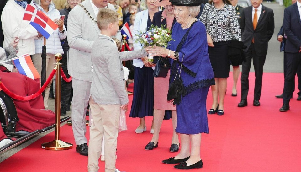 Prinsesse Beatrix bliver budt velkommen til Dragør med blomster.