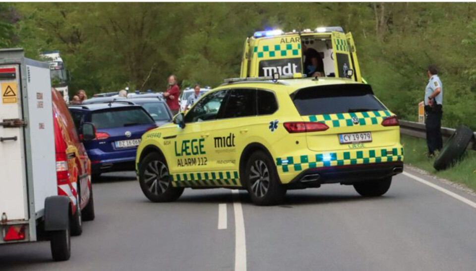 Han blev ført væk i ambulance. Han blev ført væk i ambulance.