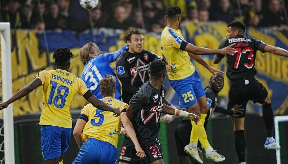 Superligakampen mellem FC Midtjylland og Brøndby endte uafgjort 2-2. Superligakampen mellem FC Midtjylland og Brøndby endte uafgjort 2-2.