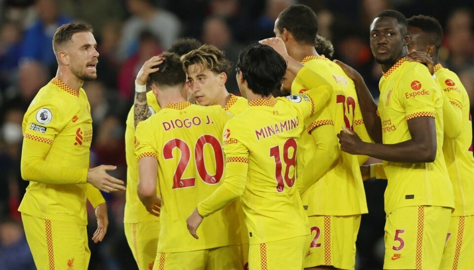 Liverpools drømme om at vinde det engelske mesterskab lever endnu efter en 2-1-sejr tirsdag aften.