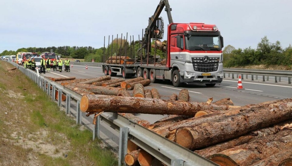 Lastbilen har tabt ladet med træstammer på E20 Fynske Motorvej.