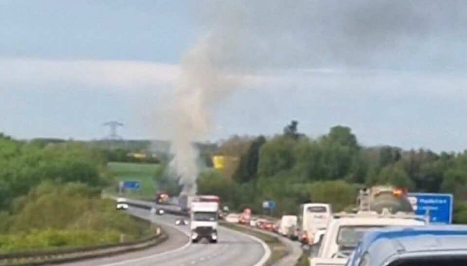 En bil i brand skaber trafikkaos. En bil i brand skaber trafikkaos.