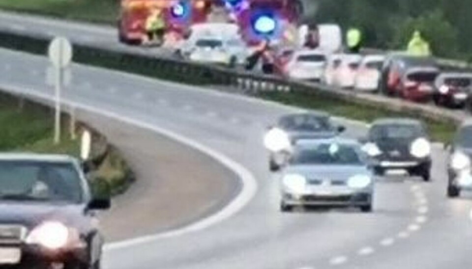 Der er massiv kø på motorvejen. Der er massiv kø på motorvejen.