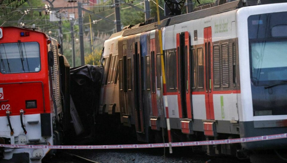 Et passagertog og et godstog ramte mandag ind i hinanden lidt uden for Barcelona. Én er død, og omkring 85 er kommet til skade.