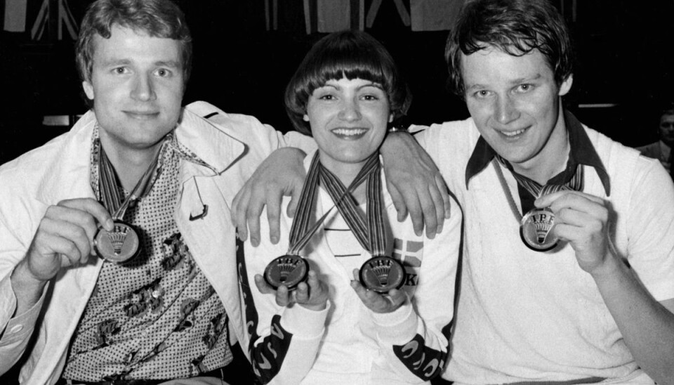 Flemming Delfs, Lene Køppen og Steen Skovgaard viser deres guldmedaljer frem efter badminton-VM i Malmø i 1977 - det første verdensmesterskab i historien. Flemming Delfs, Lene Køppen og Steen Skovgaard viser deres guldmedaljer frem efter badminton-VM i Malmø i 1977 - det første verdensmesterskab i historien.