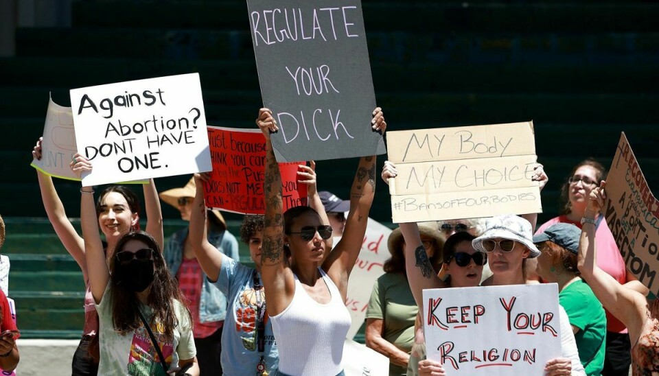 Aktivister er på gaderne i mange byer i USA for at demonstrere for retten til abort. Billedet er fra Fort Lauderdale i Florida.