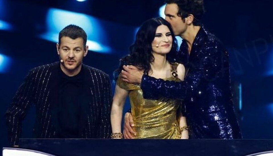 Laura Pausini bliver budt velkommen tilbage med kys og kram af Mika. Laura Pausini bliver budt velkommen tilbage med kys og kram af Mika.