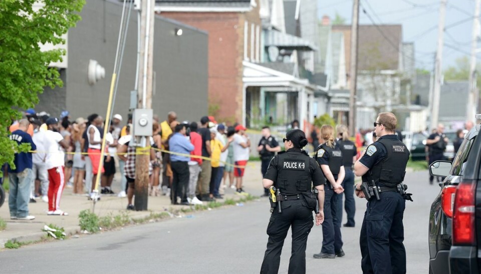 Skyderi ved supermarked i Buffalo i New York efterforskes som en mulig hadforbrydelse. Det oplyser politiet på et pressemøde lørdag aften dansk tid. Ti personer blev dræbt i skyderiet, der fandt sted i et kvarter, hvor hovedparten af borgerne er sorte. Skyderi ved supermarked i Buffalo i New York efterforskes som en mulig hadforbrydelse. Det oplyser politiet på et pressemøde lørdag aften dansk tid. Ti personer blev dræbt i skyderiet, der fandt sted i et kvarter, hvor hovedparten af borgerne er sorte.