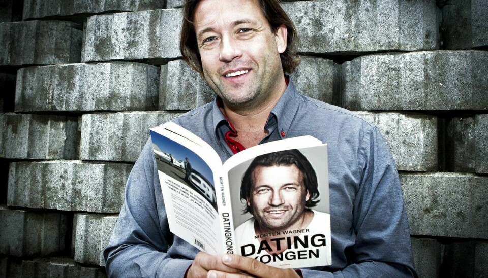 Morten Wagner med bogen 'Datingkongen' i hånden. (Arkivfoto).