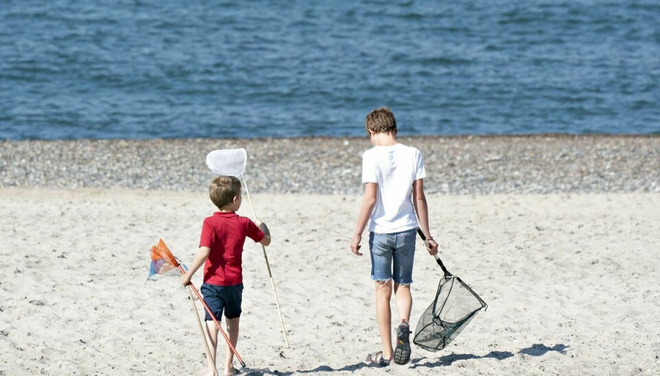 Snart kan du gå en tur på stranden. For de sommerlige temperaturer er på vej til Danmark.