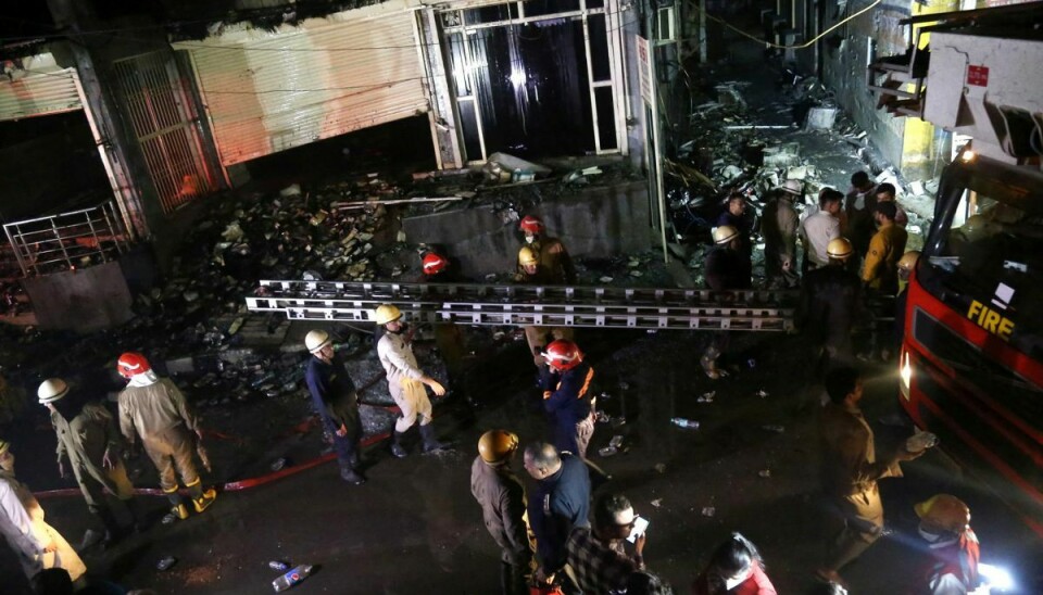Omkring 30 slukningskøretøjer blev sat ind for at bekæmpe en brand i en etagebygning i New Delhi fredag. 27 personer meldes omkommet.