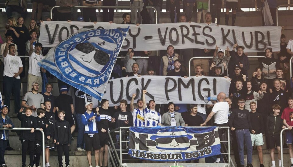 Esbjergs fans protesterede under kampen mod klubbens ejere, og efterfølgende endte flere fans i håndgemæng med kontrollører.